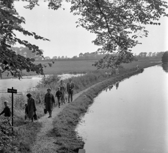 126172 Gezicht op de Kromme Rijn langs het landgoed Amelisweerd bij Bunnik, met op het jaagpad deelnemers aan een tocht ...